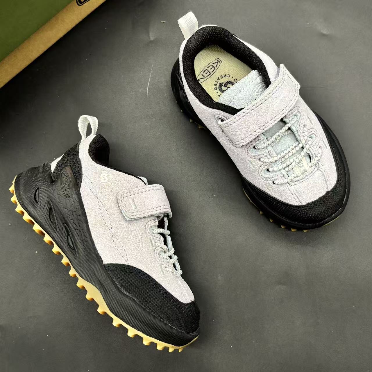 Children's shoes child
